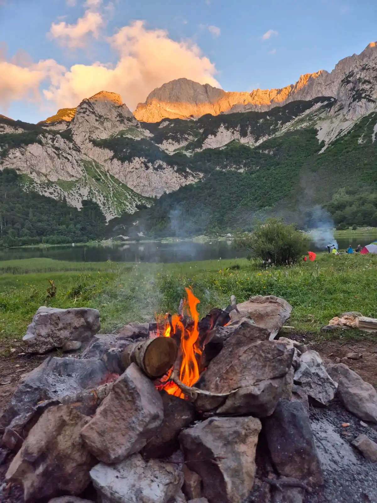 Jutro u kampu na Trnovačkom jezeru