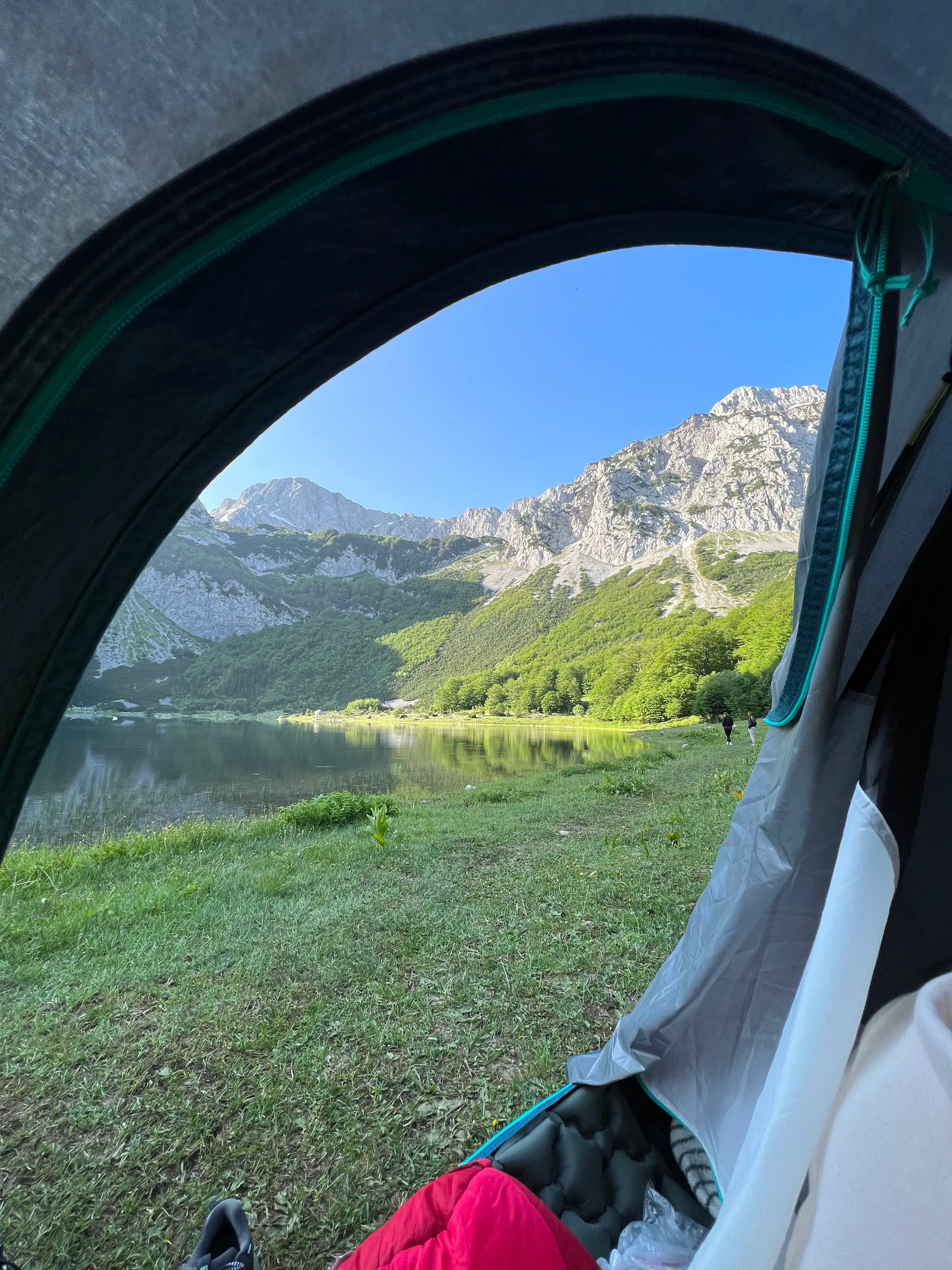 Pogled iz šatora na Trnovačko jezero