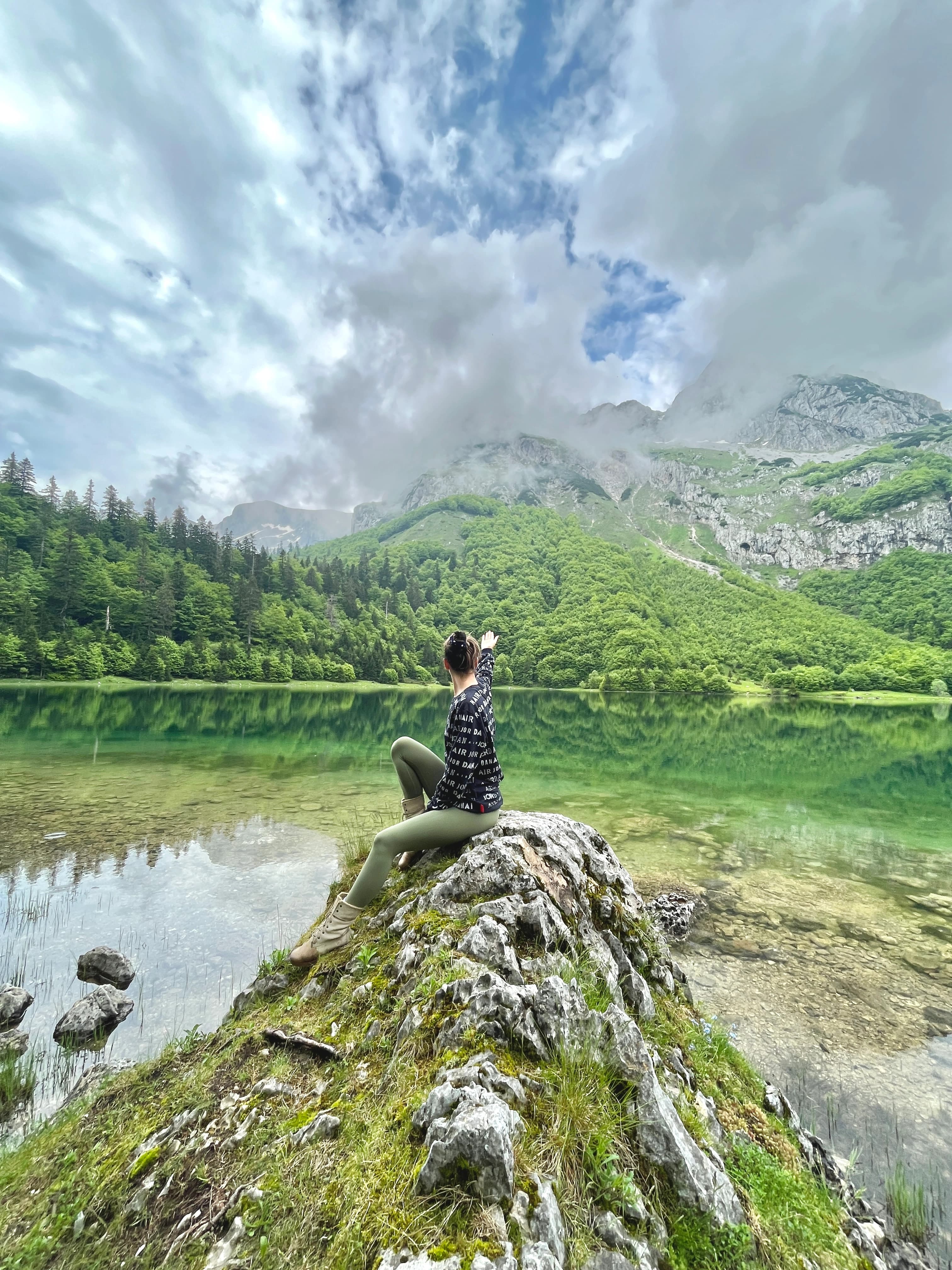 Pogled sa stijene na Trnovačko jezero